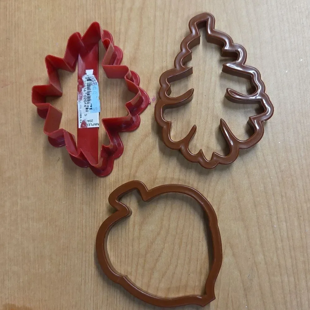 Set of 15‎ FALL cookie cutters, including leaves, ghost, pumpkins, Thanksgiving